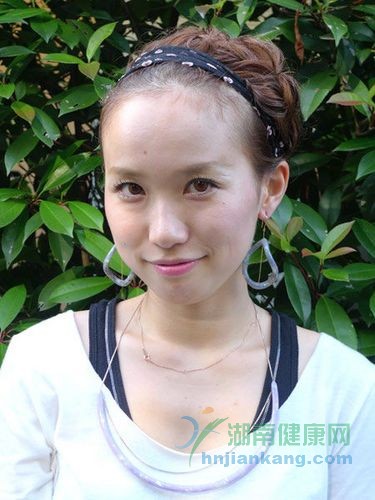 巧绑时髦发带 打造半嫩发型