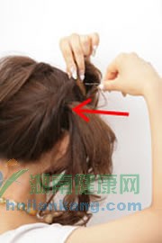 将发束②绕着橡皮筋处拧一圈