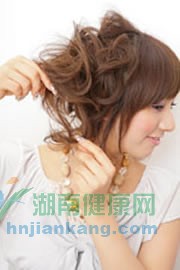 用手指将发尾梳理一下