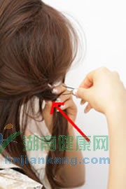 将发束①集中梳理到右侧