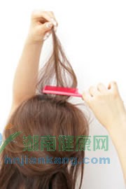 从顶部拉出一些头发反梳