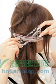 套上一个漂亮的发饰