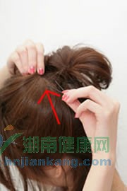 将发束②往发束①的方向拉