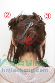 将前面的头发分成两部分